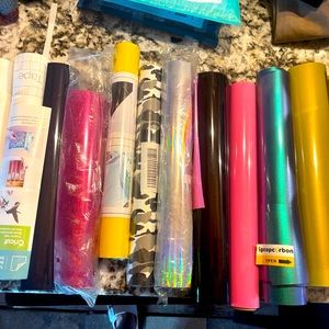 Cricut vinyl paper & carry bag